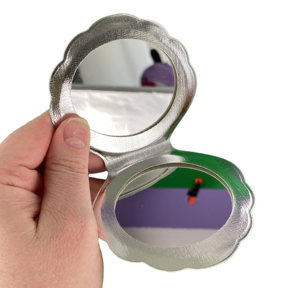 Silver Holographic Sea Shell Compact Mirror - Picture 6 of 15